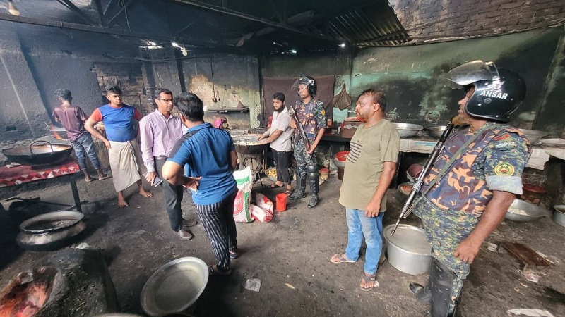 চাঁপাইনবাবগঞ্জে অস্বাস্থ্যকর পরিবেশে খাবার প্রস্তুত,সংরক্ষণ ও পরিবেশেেনর দায়ে ২টি রে¯েঁÍারাকে অর্থদন